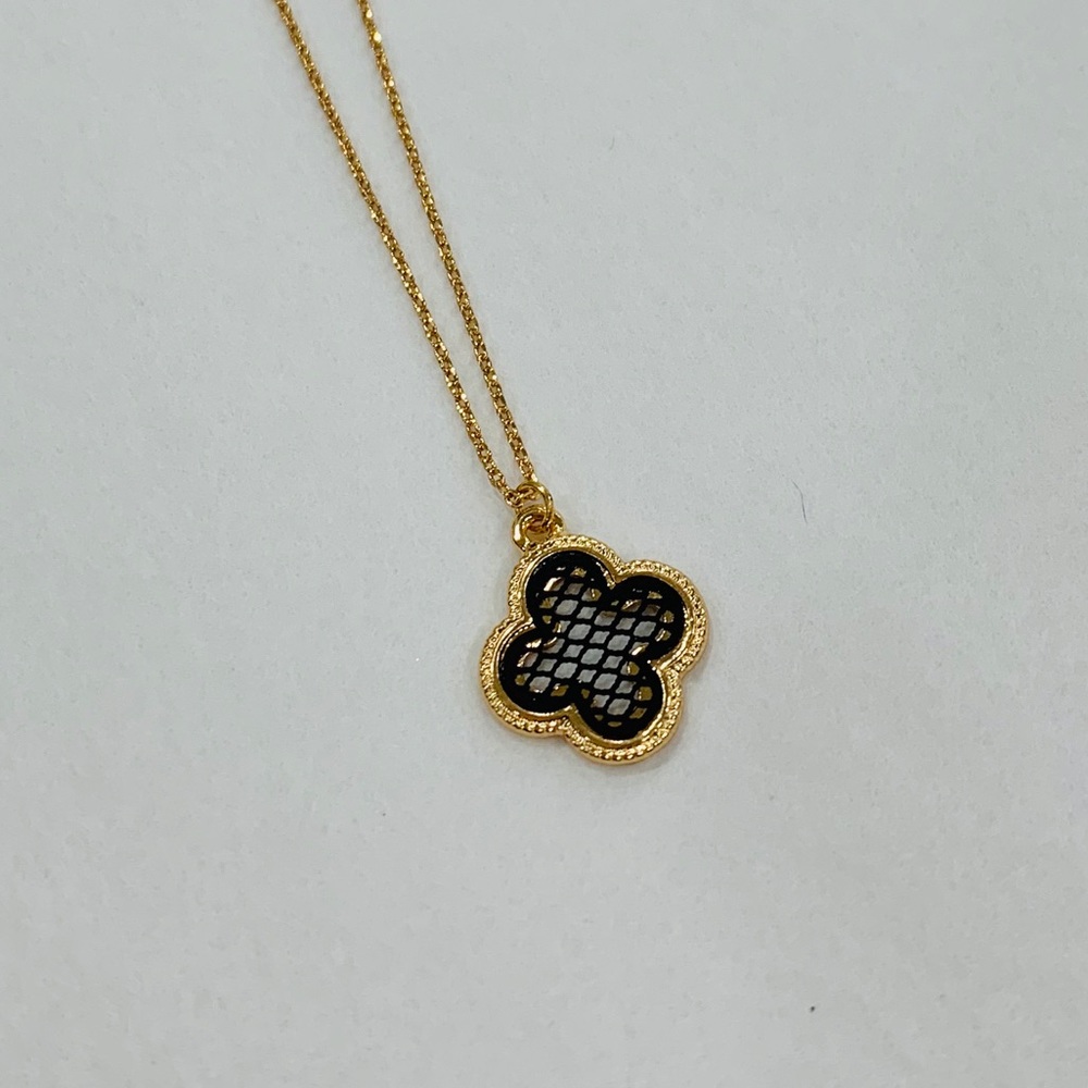 Two Tone Gold-black Clover Necklace - Picture 2 of 2